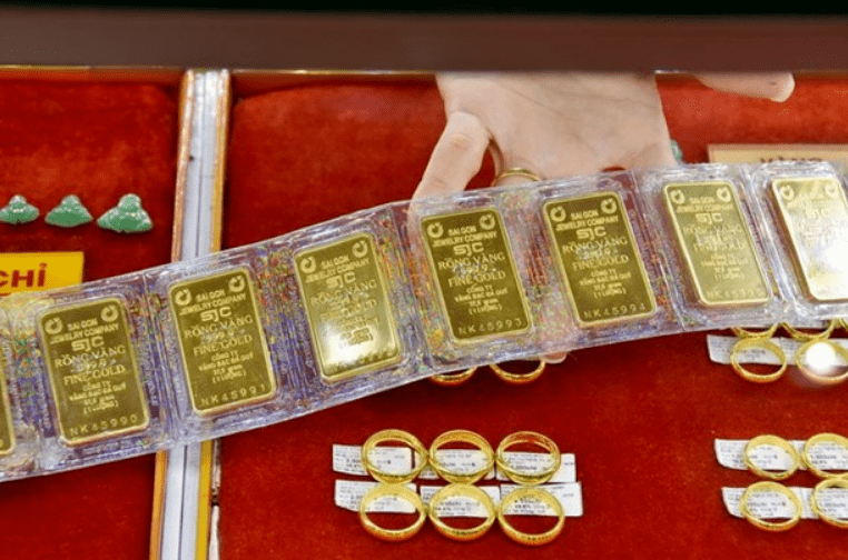 今日下午越南国内黄金价格每两“蒸发”近400万越盾